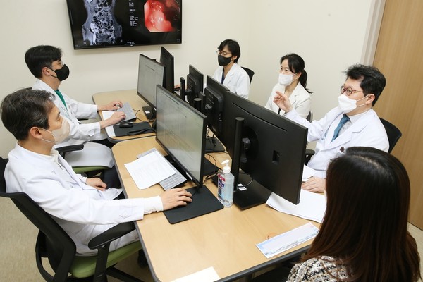 서울아산병원 염증성 장질환 센터 다학제 클리닉 의료진이 통합진료실에서 염증성 장질환 환자의 치료방향에 대해 논의하고 있다.