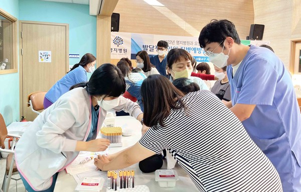 명지병원은 지난 2017년부터 발달장애우 시설인 강화 우리마을을 찾아 건강검진과 진료 봉사 등 의료지원뿐 아니라 예술치유, 재활치료 등 다양한 방법으로 발달 장애인을 지속적으로 지원해왔다. 건강검진 장면.