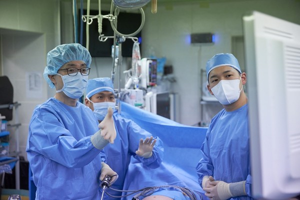 경희의료원 후마니타스암병원 대장항문외과 박선진 교수가 수술에 대해 설명하고 있다(사진 왼쪽).