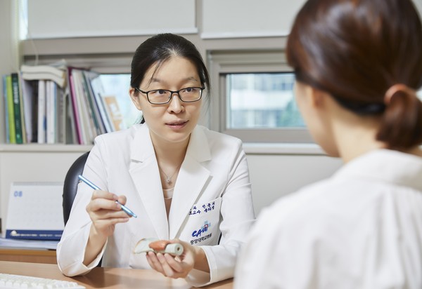 중앙대병원 송라영 갑상선내분비외과 교수가 환자를 진료하고 있다.