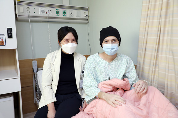 김정아 성빈센트병원 혈액내과 교수와 환자