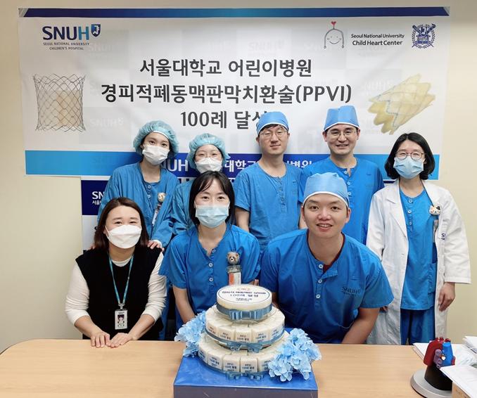 경피적 폐동맥판막 치환술 100례 달성 기념(이상윤 교수_윗줄 왼쪽 세 번째, 김기범 교수_윗줄 왼쪽 네 번째)