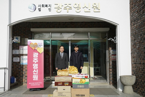 왼쪽부터 김경종 조선대병원장, 최모세 영신원장