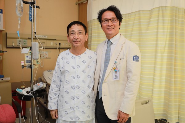서울성모병원 비뇨의학과 홍성후 교수가 하대정맥혈전 동반 신장암을 앓았던 베트남 환자 레 쟝반(Giang Van Le, 63·남)씨와 퇴원을 앞두고 기념촬영을 했다.