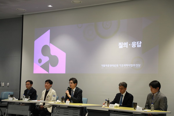 민창기 교수가 2월 6일 열린 CMC 기초의학사업추진단 기자간담회에서 질문에 답하고 있다.