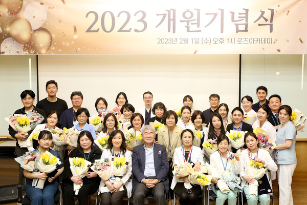 성삼의료재단 미즈메디병원 개원 23주년 기념식 단체 사진.