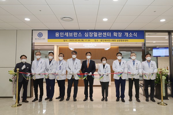 2월 9일 용인세브란스병원 2층에서 개최된 심장혈관센터 확장 개소식에서 김은경 병원장(사진 오른쪽에서 네 번째)과 최동훈 전 병원장(사진 오른쪽에서 다섯 번째)을 비롯한 내외빈이 테이프 커팅을 하고 있다.