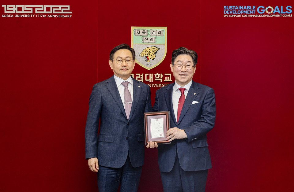 윤을식 의무부총장이 김동원 고려대학교 신임총장(오른쪽)으로부터 임명장을 수여받았다.