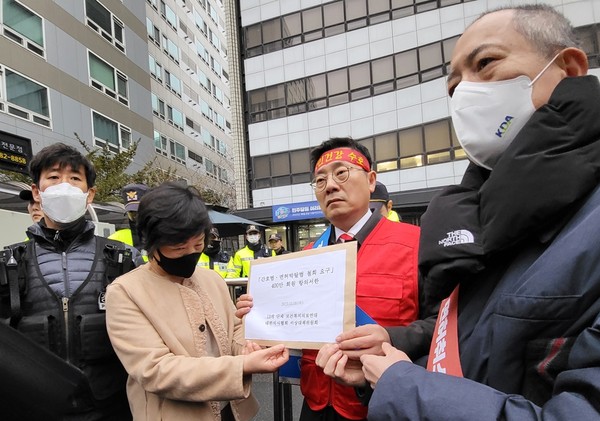 박명하 의협 비대위원장과 박태근 대한치과의사협회 회장이 간호법 및 의료인면허취소 강화법 철회 요구 400만 회원 항의서한을 더불어민주당 직원에게 전달하고 있는 모습.