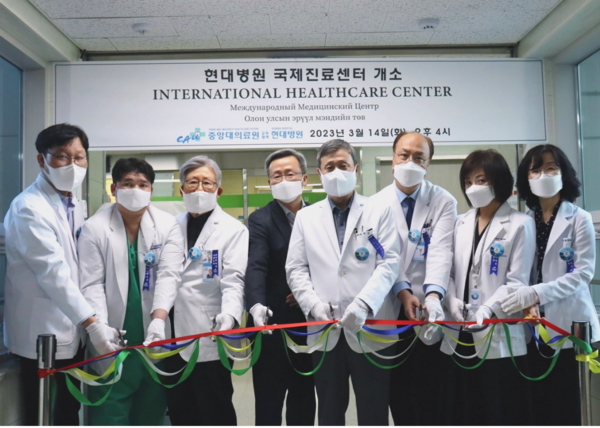 개소식 중 김부섭 병원장(왼쪽에서 5번째), 김성덕 의료원장(왼쪽에서 3번째), 정태성 국제진료센터장(맨 왼쪽) 외 임원진 등이 테이프 커팅식을 하는 모습.