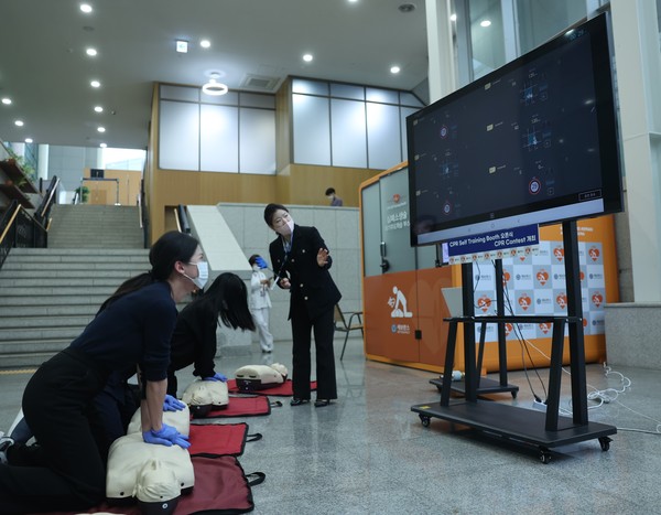 오픈식에 참석한 세브란스병원 교직원들이 심폐소생술 자기주도학습 부스를 활용해 올바른 심폐소생술 방법을 익히고 있다.