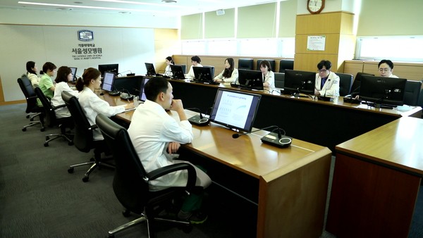 순환기내과, 흉부외과 의료진을 중심으로 여러 임상과가 모인 서울성모병원 심뇌혈관병원 심부전 LVAD 다학제팀이 중증 심부전 환자에게 적합한 치료법을 찾기 위해 회의를 하고 있다.