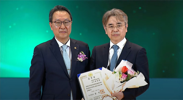 왼쪽부터 박민수 보건복지부 2차관, 원광대병원 서일영 병원장