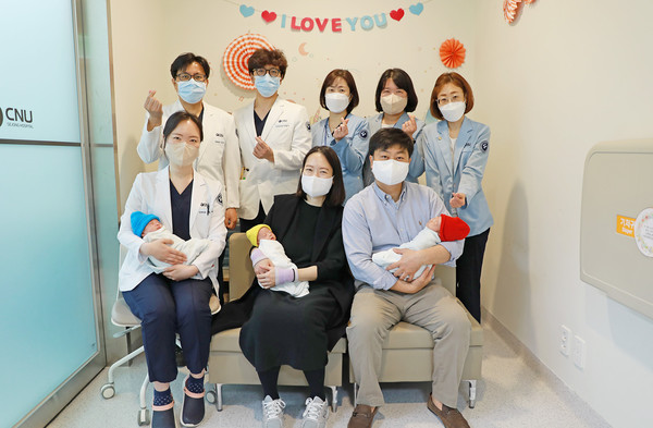 사진 앞줄 오른쪽부터 세쌍둥이 부모(김태은·배혜원), 산부인과 정예원 교수, 뒷줄 왼쪽부터 산부인과 유헌종 교수, 신생아중환자실장 이병국 교수, 산부인과 임설화 운영간호사, 분만실 정지연 수간호사, 신생아중환자실 김민정 수간호사.