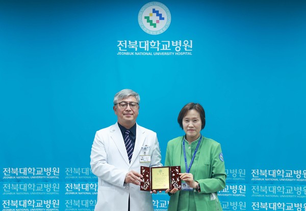 김명희 전북대학교병원 수간호사가 병원발전후원금으로 1,000만원을 기부했다.