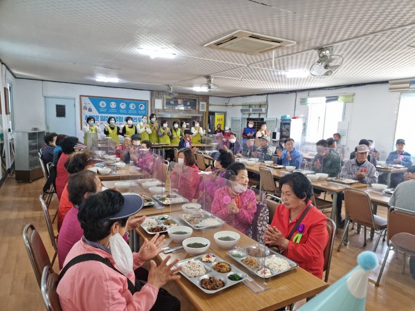 원광대병원 간호부가 (사)솔솔송 자원 봉사대와 함께 무료 급식 봉사활동에 참여하고 있다.