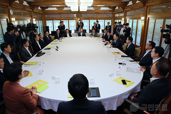 5월 14일 오후 서울 종로구 국무총리 공관에서 김기현 당 대표를 비롯한 당지도부와 한덕수 국무총리, 김대기 대통령실 비서실장 등 정부측 과 대통령실 주요인사들이 참석한 가운데 제9차 고위당정협의회를 열고 간호법 제정안에 대해 논의하고 있다. (사진=국민의힘)