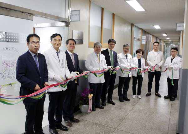 전남대학교 의과대학은 지난 25일 낮 12시 학동캠퍼스 의과대학 교수라운지에서 ‘의과대학 개교 80주년 기념사업 준비위원회’ 현판식을 열었다. 이날 행사에는 정영도 학장(사진 왼쪽에서 세 번째), 안영근 전남대병원장(왼쪽에서 여섯 번째), 김윤하 준비위원장(왼쪽에서 네 번째) 등 준비위원회 위원들이 참석했다.