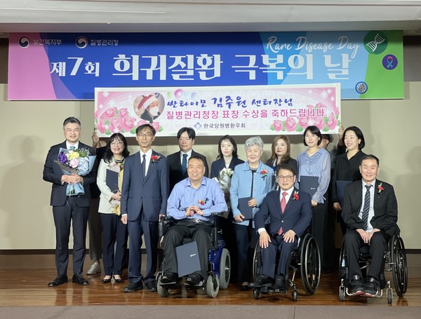 사진 왼쪽에서 두 번째가 김주원 교수.