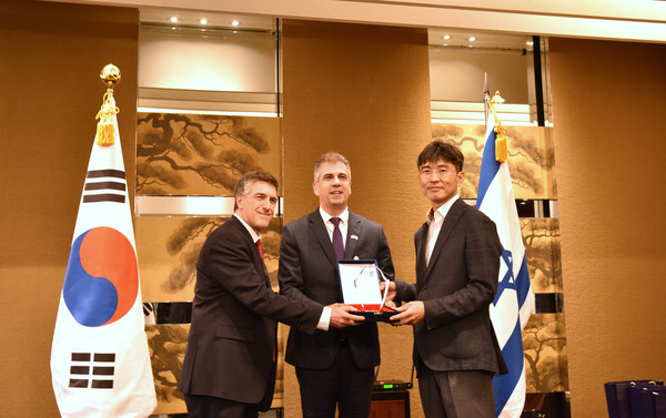사진 왼쪽부터 아키바 토르(Akiva Tor) 이스라엘 대사, 엘리 코헨(Eli Cohen) 외무부 장관, 엄민섭 대외협력실장