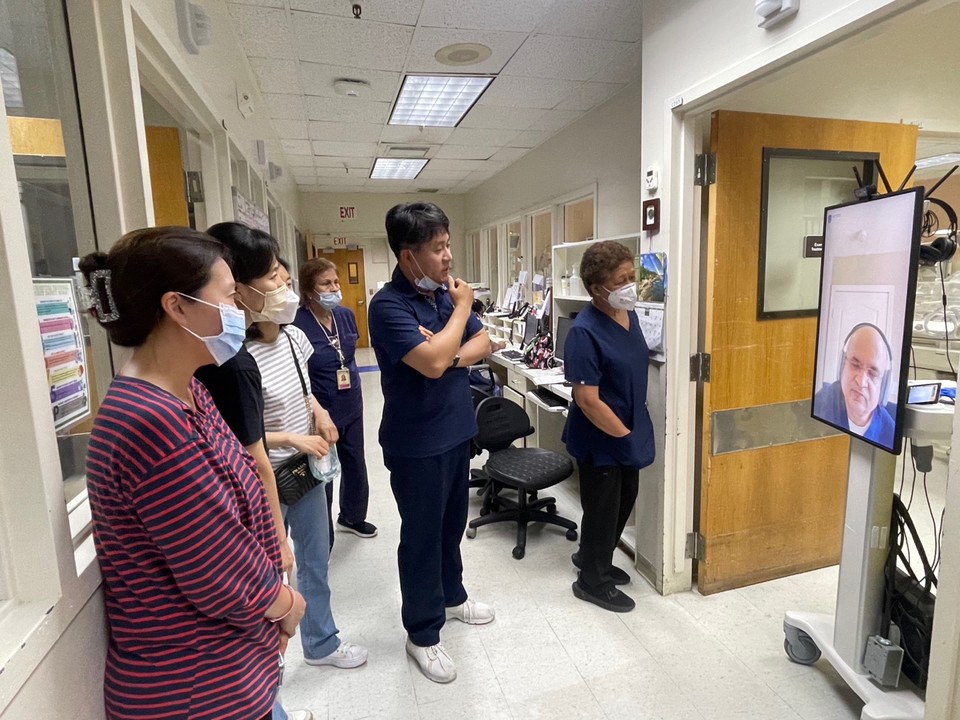 괌에서 미국 신생아 전문가와 원격의료를 시행하는 순천향대 부천병원 김호중 교수팀