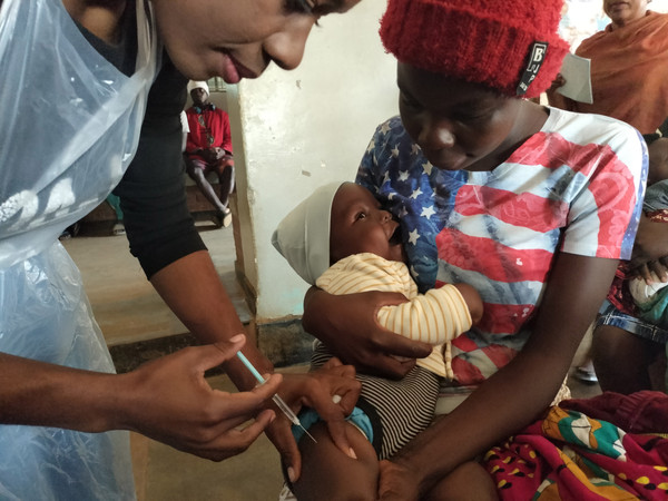 말라위 릴롱궤의 카왈레 보건센터에서 말라리아 백신을 접종 받는 생후 8개월의 앨런 (사진제공=유니세프한국위원회)