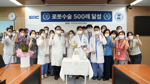 ‘로봇수술 500례 달성’ 축하 행사에 함께한 이승훈 병원장(좌측 다섯 번째)과 박진성 로봇수술센터장(사진 가운데) 등 의료진들