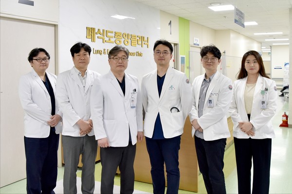 화순전남대학교병원 폐암다학제진료팀(왼쪽에서 세 번째 오인재 교수)