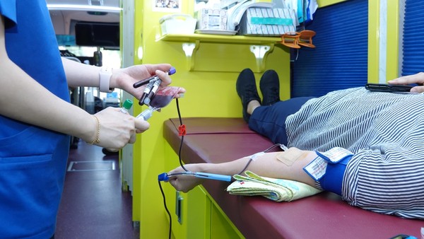 서울성모병원 교직원이 헌혈을 하고 있다