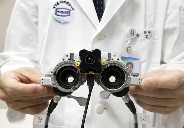 여의도성모병원 황호식 교수 연구팀이 개발한 '액체렌즈 활용 오토포커싱 스마트 안경'