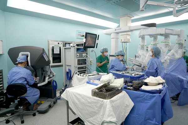 최신형 4세대 다빈치 Xi 로봇을 이용해 암 환자 수술을 진행하고 있다.