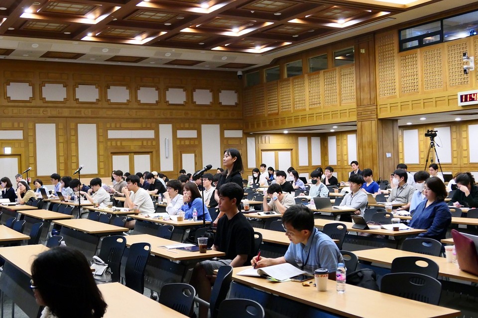 젊은 의학자를 위한 연구 워크숍 진행 중 참석자가 질문을 하고 있다