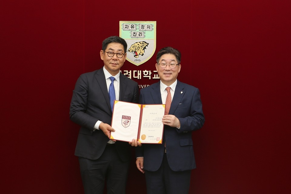 김동원 고려대 총장(우)과 신석우 대표(좌)가 기념촬영을 하고 있다