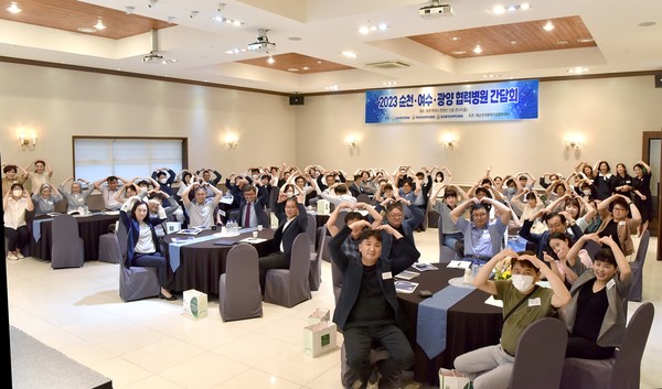 화순전남대학교병원이 주관한 ‘전남대학교병원 2023 순천·여수·광양 협력병원 간담회’에서 협력병원 병원장과 관계자들이 행사를 마치고 기념 촬영을 하고 있다.