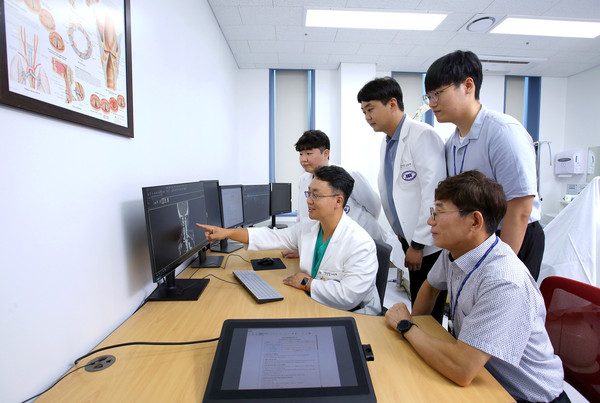 우승훈 단국대병원 전산정보실장이 의료진과 함께 새로운 병원정보시스템을 시연하고 있다.