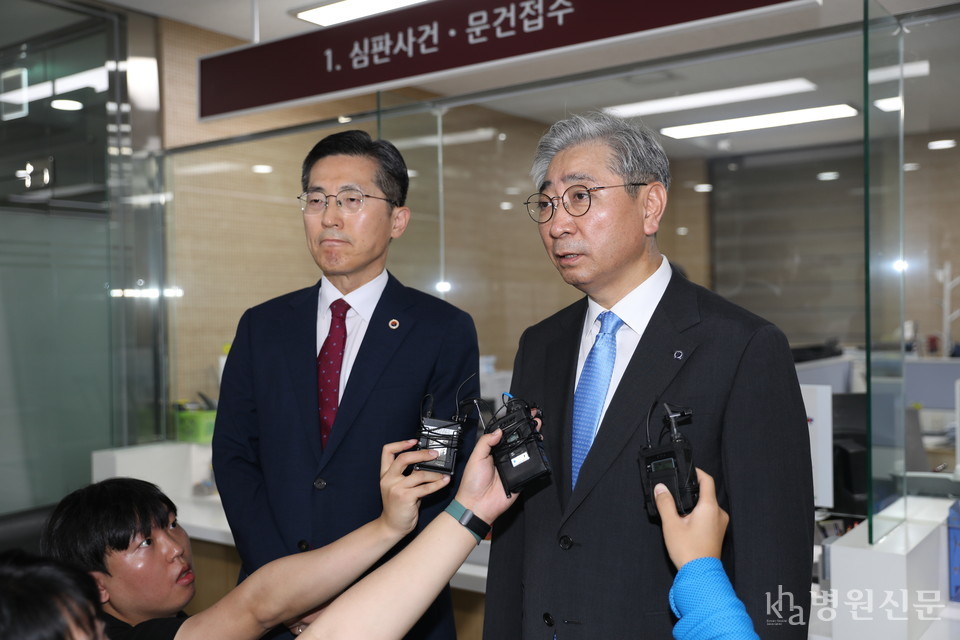 윤동섭 대한병원협회 회장(사진 오른쪽)이 수술실 CCTV 의무화 관련 헌법소원심판청구서 제출 배경에 대해 설명하고 있다.