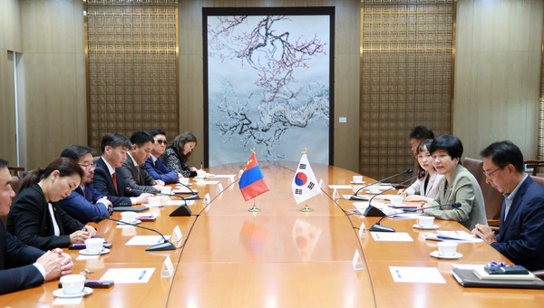 김영주 국회부의장과 검버자브 잔당샤타르 몽골 국회의장 회담 모습