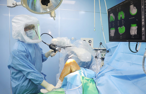 힘찬병원 의료진이 말기 퇴행성관절염 환자에게 로봇인공관절 수술을 시행하고 있다.