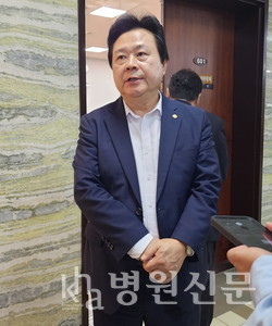 강기윤 소위원장이 제2법안소위원회가 끝난 후 기자들의 질문에 답하고 있다.ⓒ병원신문