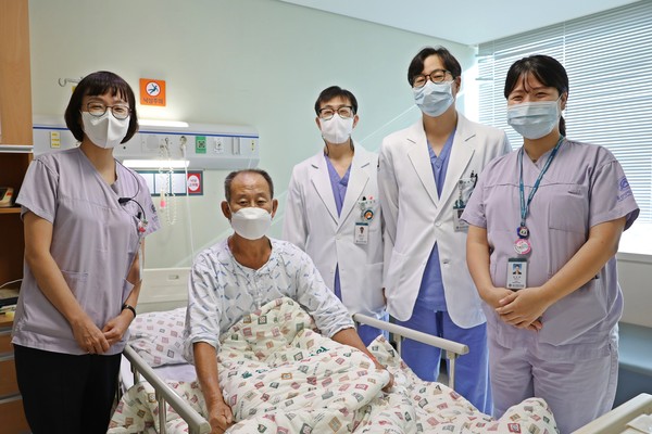 두 번째 신장이식 수술을 받은 B씨와 울산대병원 의료진들