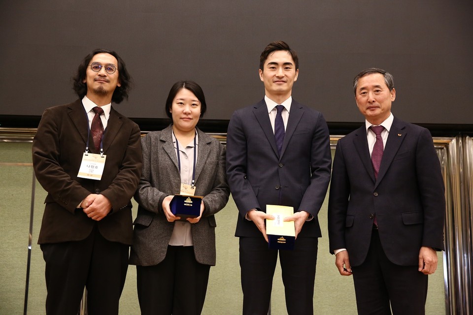 분당서울대병원 신경과 이우진 교수(왼쪽에서 세번째)가 'SK 젊은 연구자상' 수상 후 기념 촬영을 하고 있다.
