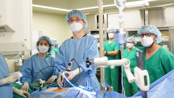 현대유비스병원 정진환 소장의 수술을 참관 중인 멕시코 의료진들