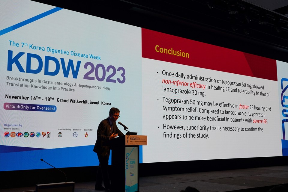 KDDW 2023 런천 심포지엄에서 케이캡 관련 연구결과를 발표하는 신철민 분당서울대학교병원 소화기내과 교수