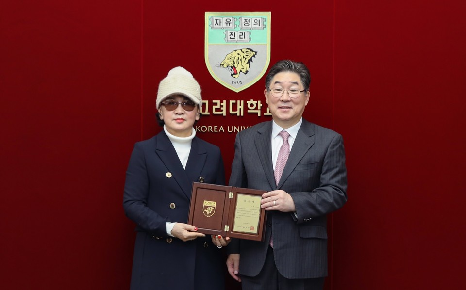 김동원 총장(우측)과 변재연 여사(좌측)가 기부증서를 들고 기념촬영을 하고 있다.