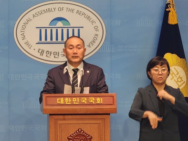더불어민주당 김원이 의원은 12월 12일 오전 국회 소통관에서 기자회견을 갖고 파업찬반 투표를 진행 중인 대한의사협회를 규탄했다.