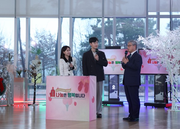 유희철 전북대병원장이 KBS전주방송총국 생방송 '나눔은 행복입니다'에 출연해 성금을 기부하고 있다.