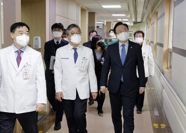 조규홍 보건복지부 장관이 전남대병원 심뇌혈관센터를 방문했다.