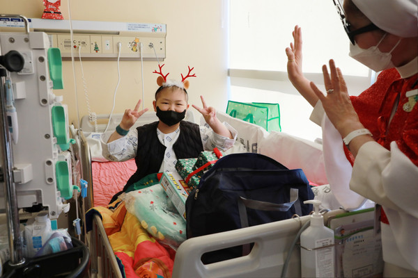 서울성모병원 사회사업팀은 12월 22일 소아혈액종양 병동과 소아청소년과 병동에 입원중인 환아들에게 성탄선물 꾸러미를 전달했다.