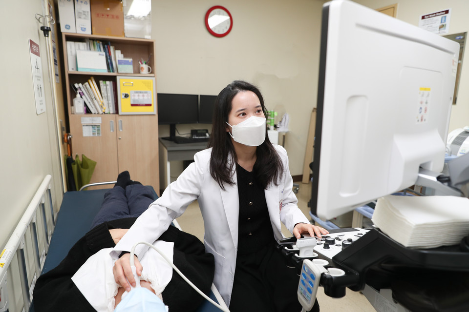 고려대 구로병원 내분비내과 송의연 교수가 갑상선 초음파 검사를 시행하고 있다.