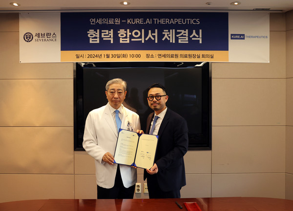 윤동섭 의료원장(사진 왼쪽)과 황태현 연구개발 부문 총괄